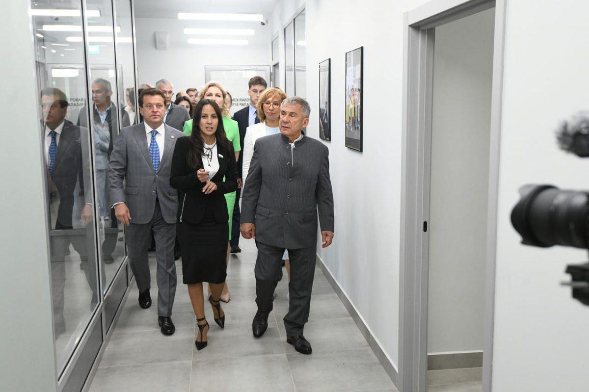 Гости проходят по коридору центра